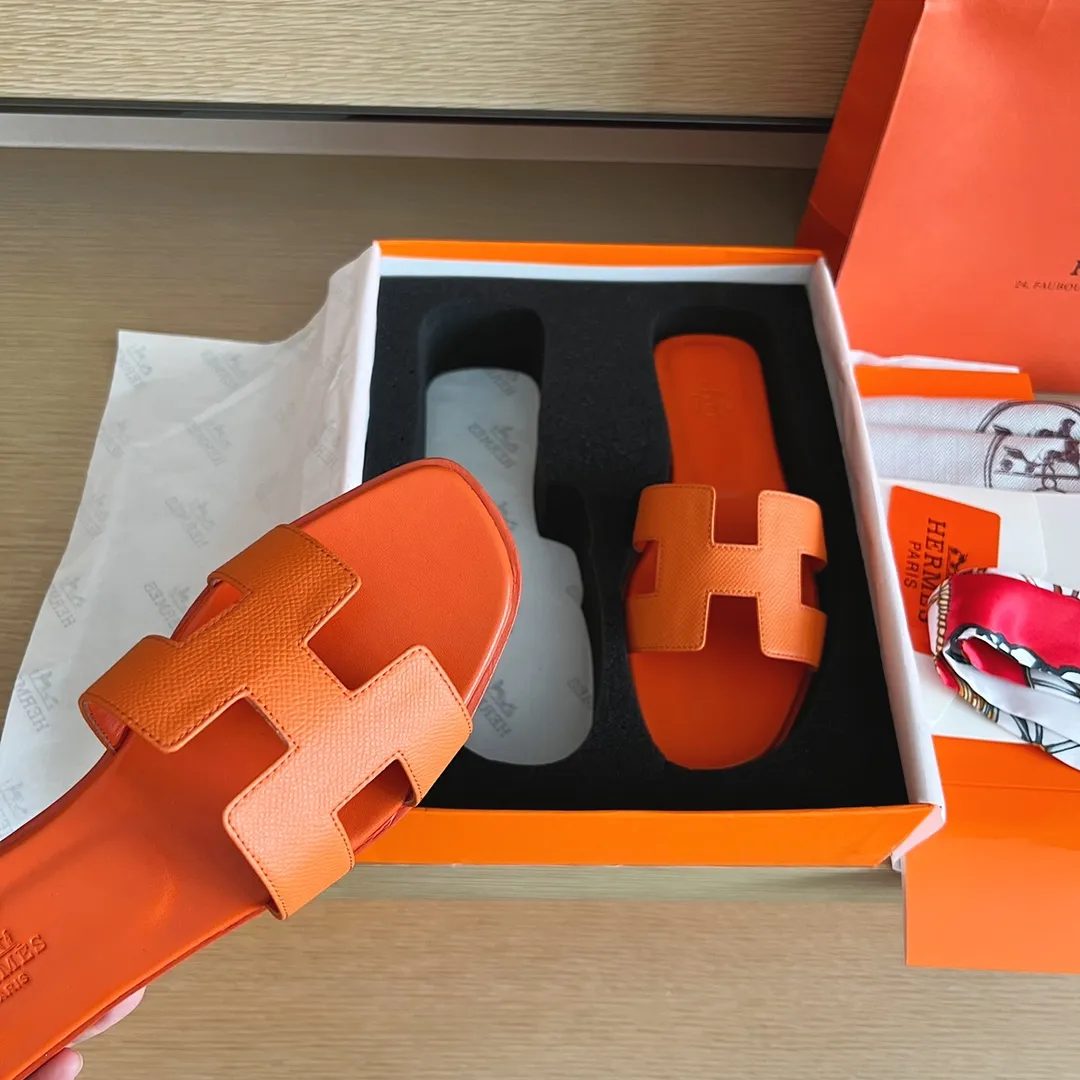 👟👟Ex-factory price 480👟👟Hermès) The packaging has been upgraded, and the layout and workmanship materials have been upgraded. Hermes®🔴Handmade Shoes👟👟 👟👟 Product Hermes Slippers🐎 —————————— The 2023 early spring new model is the same as the original version, purely handmade by masters! ❥High-end customization, exclusive products, industry❥Using: Hermers upper: Italian imported cowhide + original custom-grade Australian sheepskin feet + genuine leather outsole (pursuing walking comfort) 👟👟 ~~〰〰〰〰❥ Packaging: ✔🚦Pay attention to the exclusive packaging 〰Original quality on sale━━━━Hermes━━━━━ size: 35-40 (34.41.42 custom-made, non-refundable)